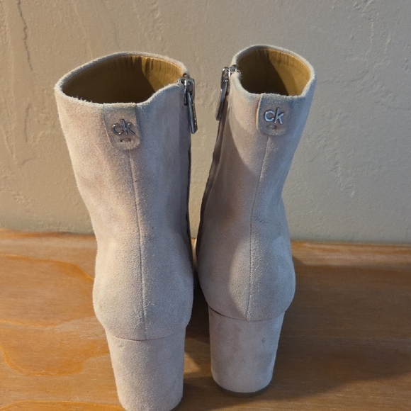 Calvin Klein Suede Ankle Booties Beige Pointed Toe Block Heel Zip Chic Sz 9 - Picture 6 of 11